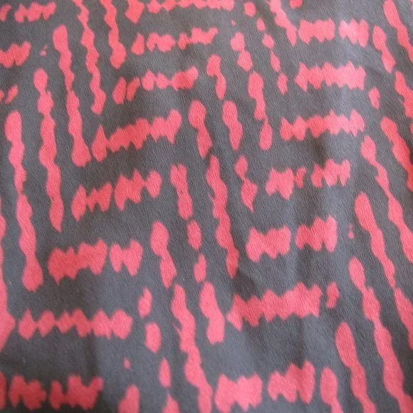 VINCE CAMUTO Black and Burgundy Chevron Top - Picture 3 of 10